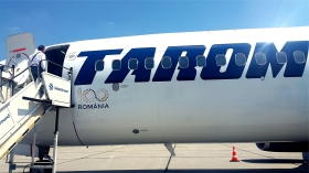 Aeronava TAROM, imobilizata pe pista dupa o explozie la anvelopele trenului principal de aterizare