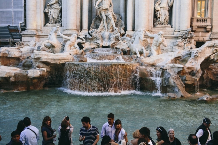 Turistii care mananca pe bordurile fantanilor antice din Roma risca amenzi de cateva sute de euro